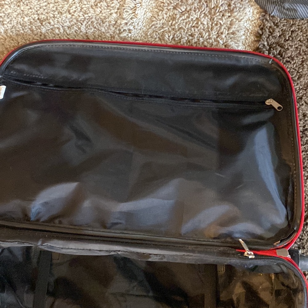 Red suitcase - Picture 9 of 12